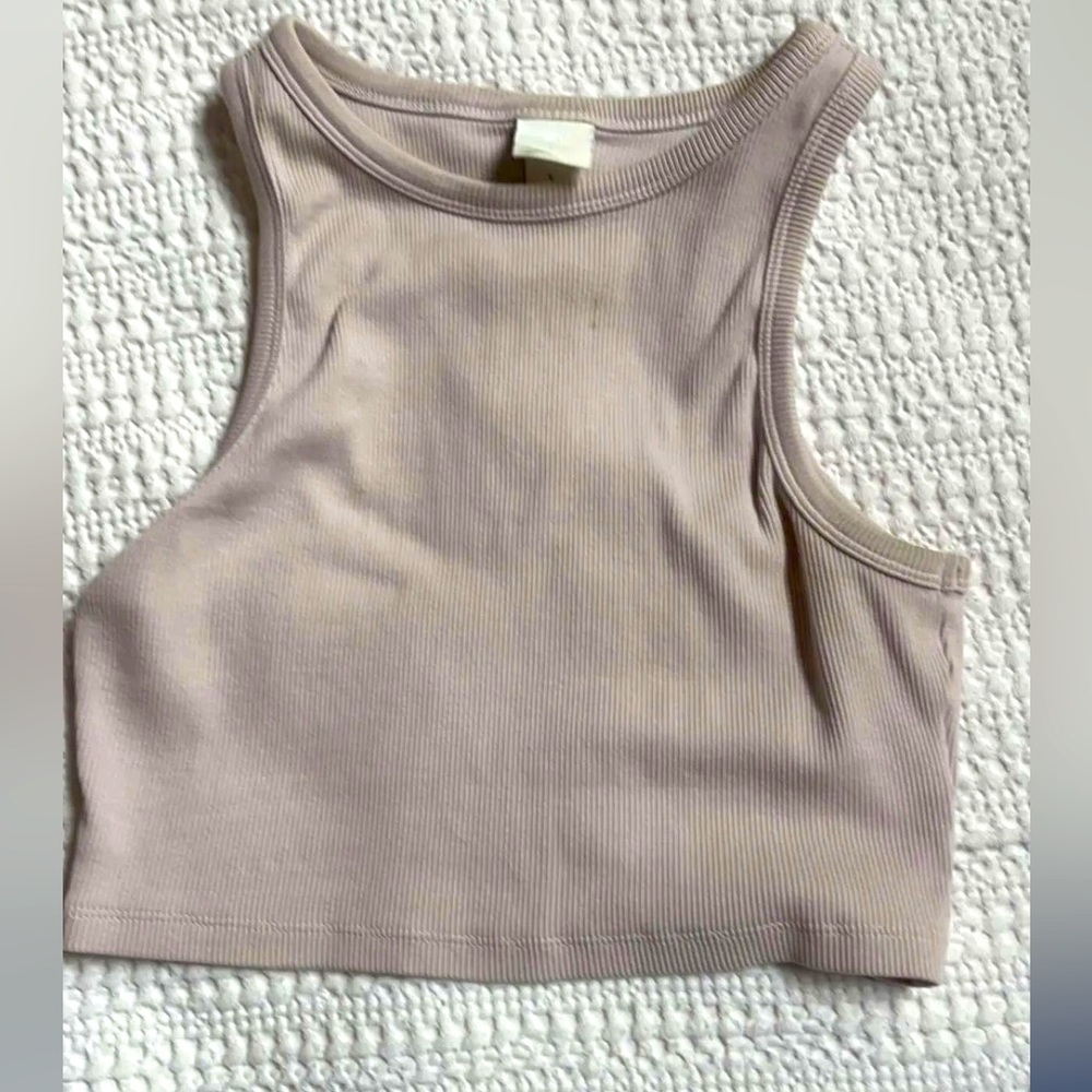grey tank top